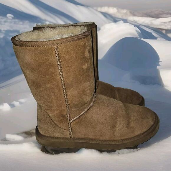 UGG Women's Classic Short 5825 Brown Snow Boots - Size 8 - Picture 1 of 10